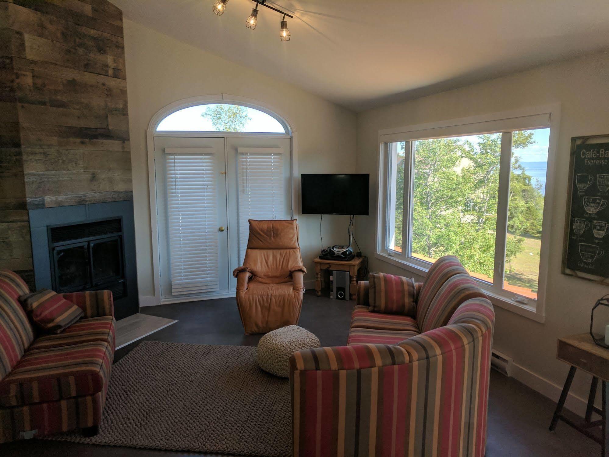 Вилла Les Sommets Charlevoix Петит-Ривьер-Сен-Франсуа Экстерьер фото