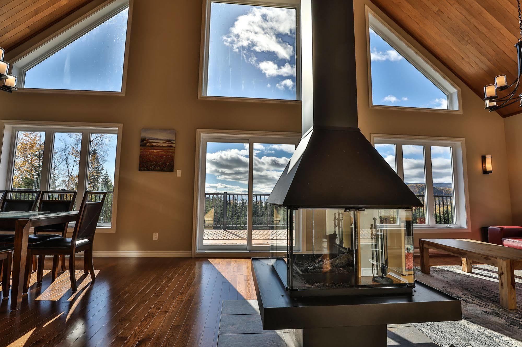 Вилла Les Sommets Charlevoix Петит-Ривьер-Сен-Франсуа Экстерьер фото